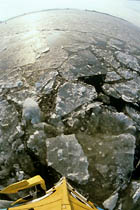 La peniche europodyssee fend la glace
